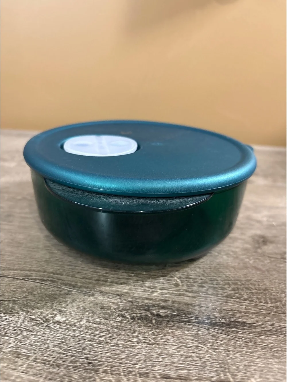 Tupperware Green Round Microwave Bowl with Vent Lid